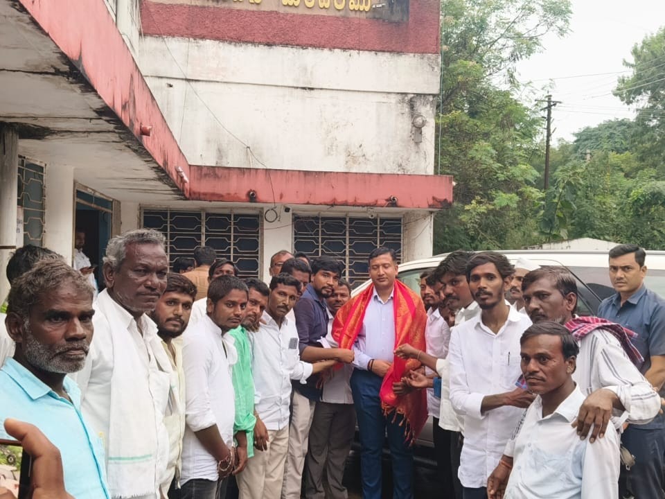 ‘కలెక్టర్‌ని కలిసిన భీంపూర్ మండల వాసులు’