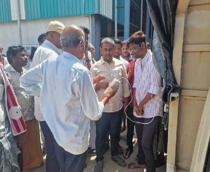 పత్తి కొనుగోలు కేంద్రాన్ని పరిశీలించిన అధికారి