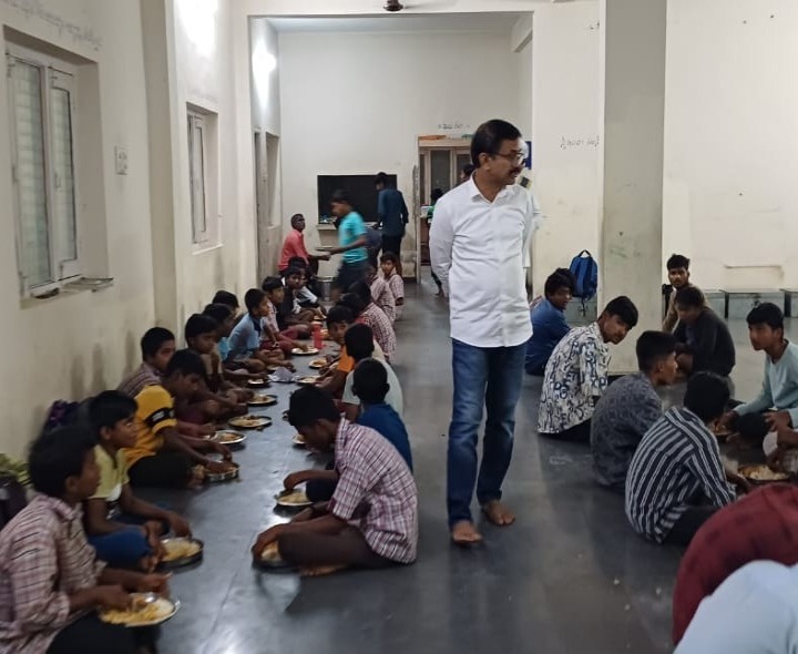 SC,ST బాలుర హాస్టళ్లను తనిఖీ చేసిన కలెక్టర్