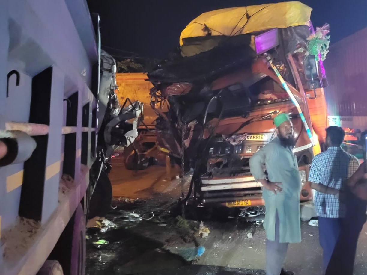 రెండు లారీలు ఢీ.. ఇద్దరికీ తీవ్ర గాయాలు