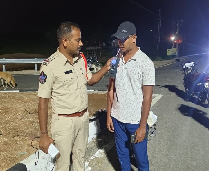 డ్రంక్ అండ్ డ్రైవ్ నిర్వహించిన ఎస్సై