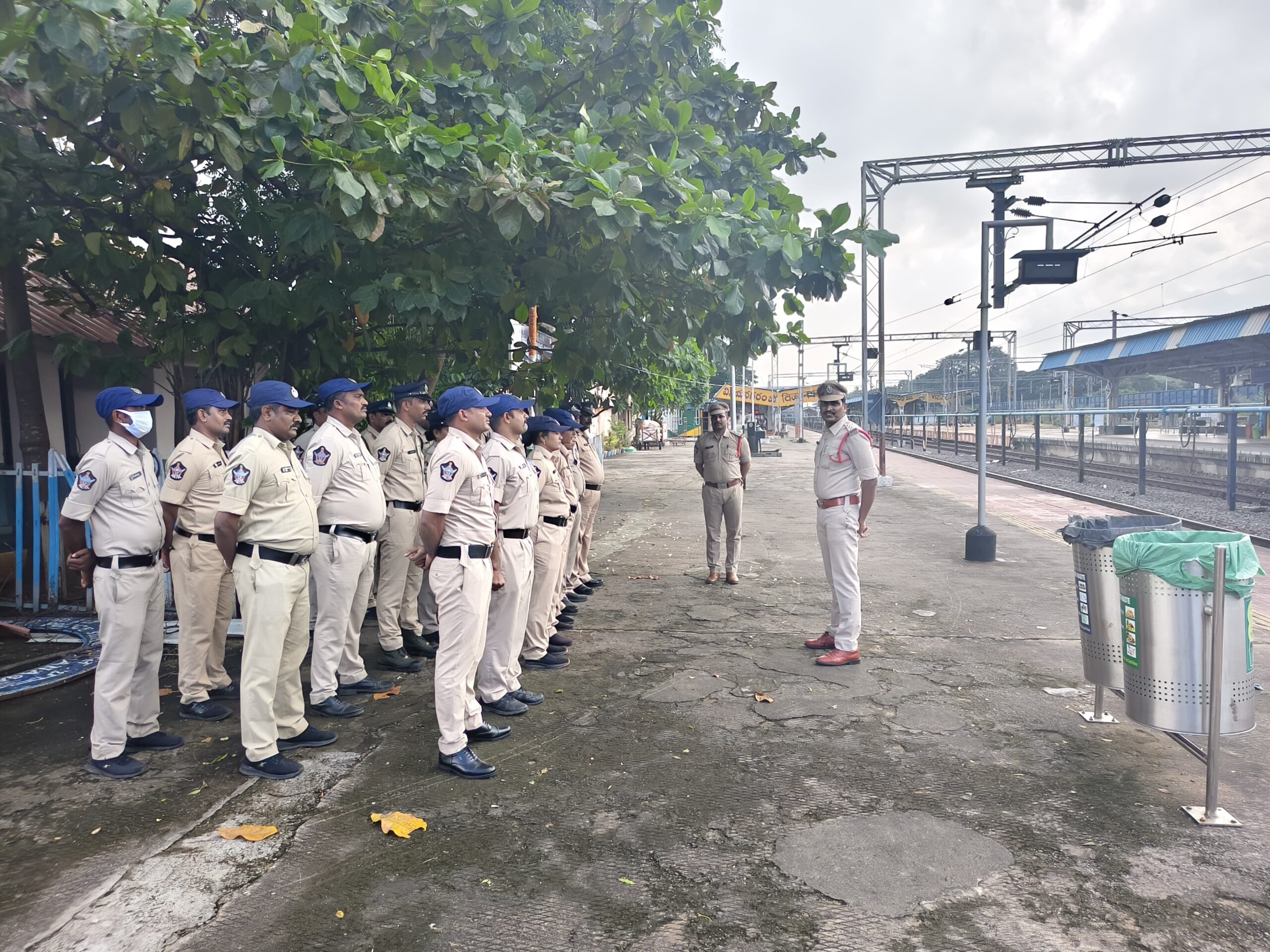 జీఆర్పీ స్టేషన్‌ను తనిఖీ చేసిన లైన్స్ సీఐ