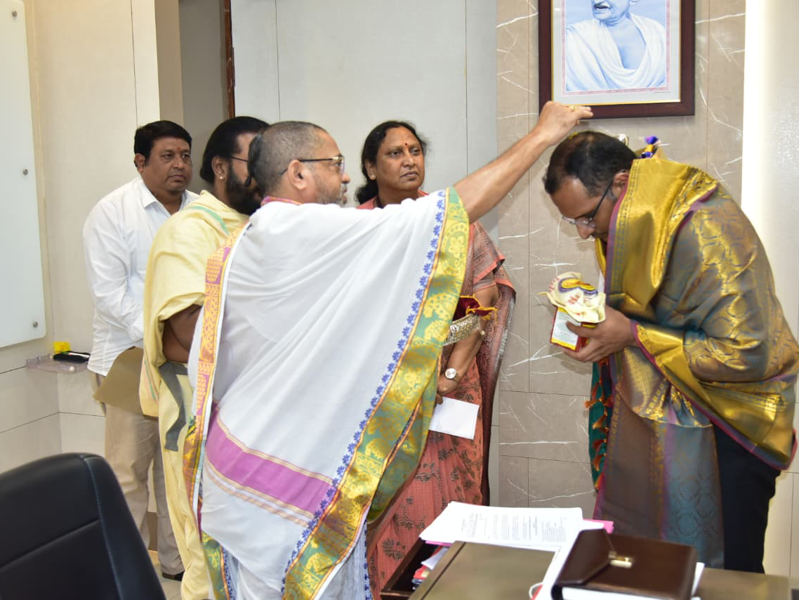 కనకమహాలక్ష్మి పందిరి రాట మహోత్సవానికి కలెక్టర్‌కు ఆహ్వానం