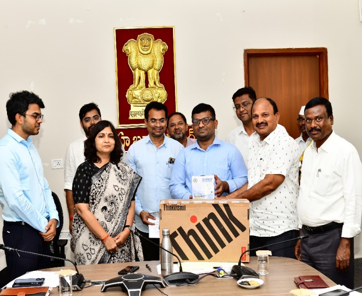 వైద్య పరికరాలు అందజేసిన పరిశ్రమల యాజమాన్యాలు