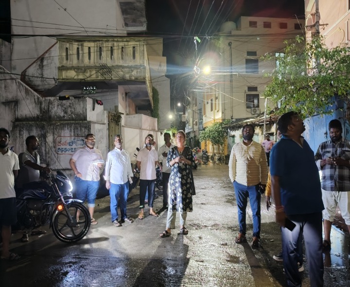 ముంపు ప్రాంతాలను పరిశీలించిన కమిషనర్