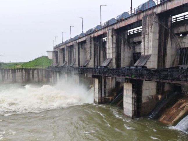 గడ్డెన్న సుద్దవాగు ప్రాజెక్టు భారీ వరద.. ఒక గేటు ఎత్తివేత