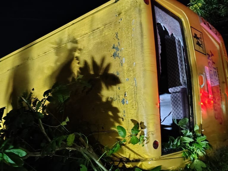 కళాశాల బస్సు బోల్తా సురక్షితంగా విద్యార్థులు