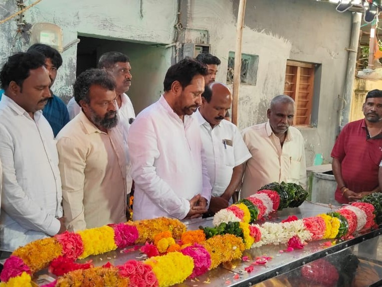 డిష్ శేఖర్ కుటుంబీకులను పరామర్శించిన ఎమ్మెల్యే