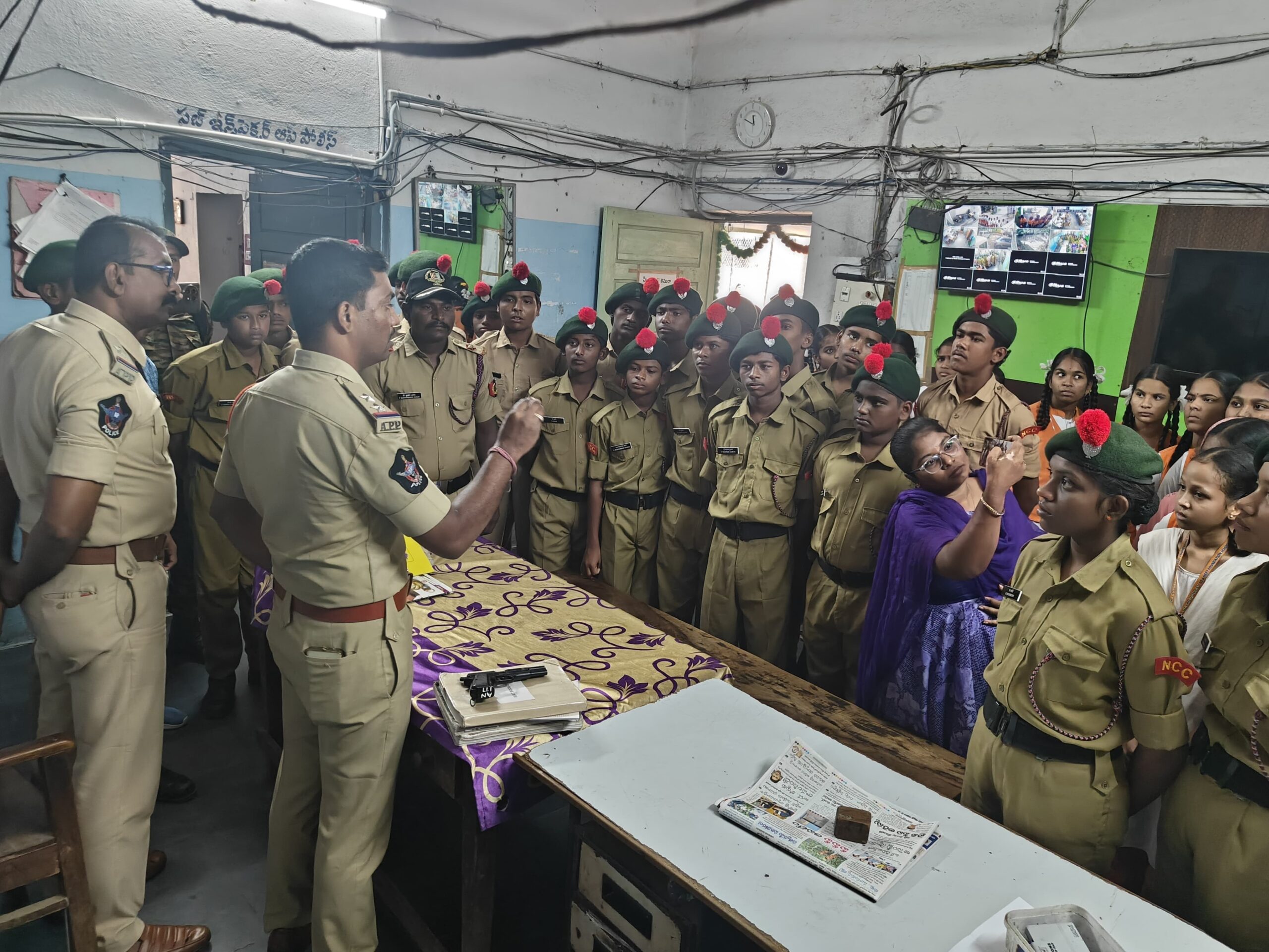 పోలీసుల విధులపై విద్యార్థులకు అవగాహన