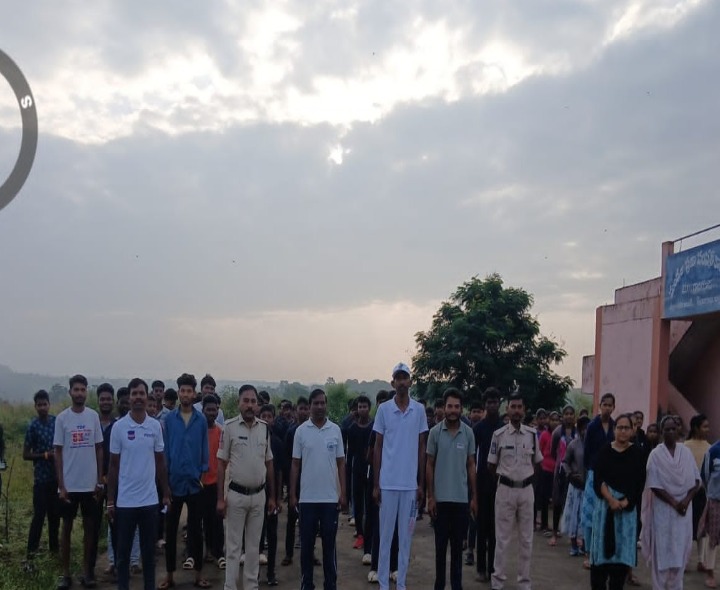 పోలీసుల స్మారక 2km రన్