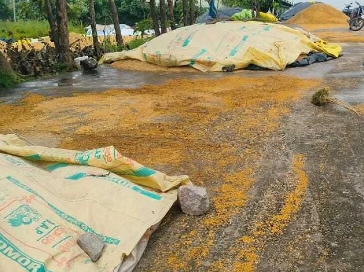 ధాన్యం ఆరబోసేందుకు రైతుల కష్టాలు