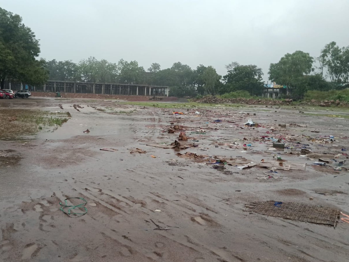 చెత్తతో నిండిన కళాశాల ప్రాంగణం