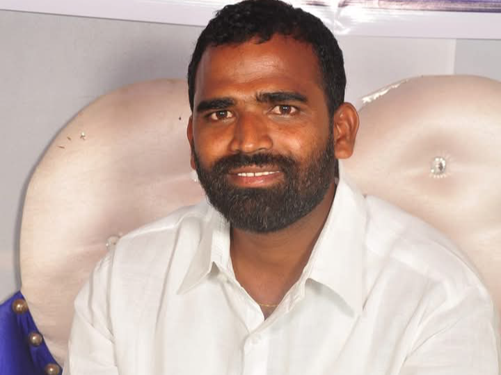 పాఠశాలకు ఉపాధ్యాయులు లేక ఇబ్బంది పడుతున్న విద్యార్థులు