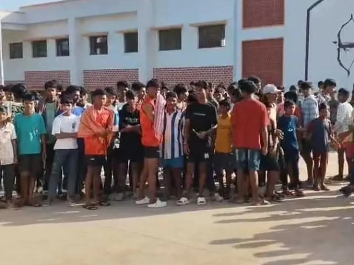 సమస్యలు పరిష్కరించాలని విద్యార్థులు ఆందోళన