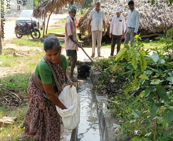 మురికి కాలువలను శుభ్రం చేయించిన అధికారులు