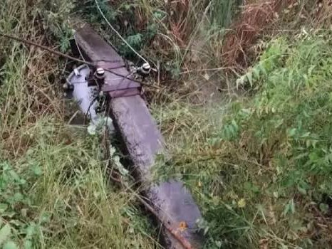 తుపాన్ తాకిడికి కూలిన విద్యుత్ స్తంభాలు