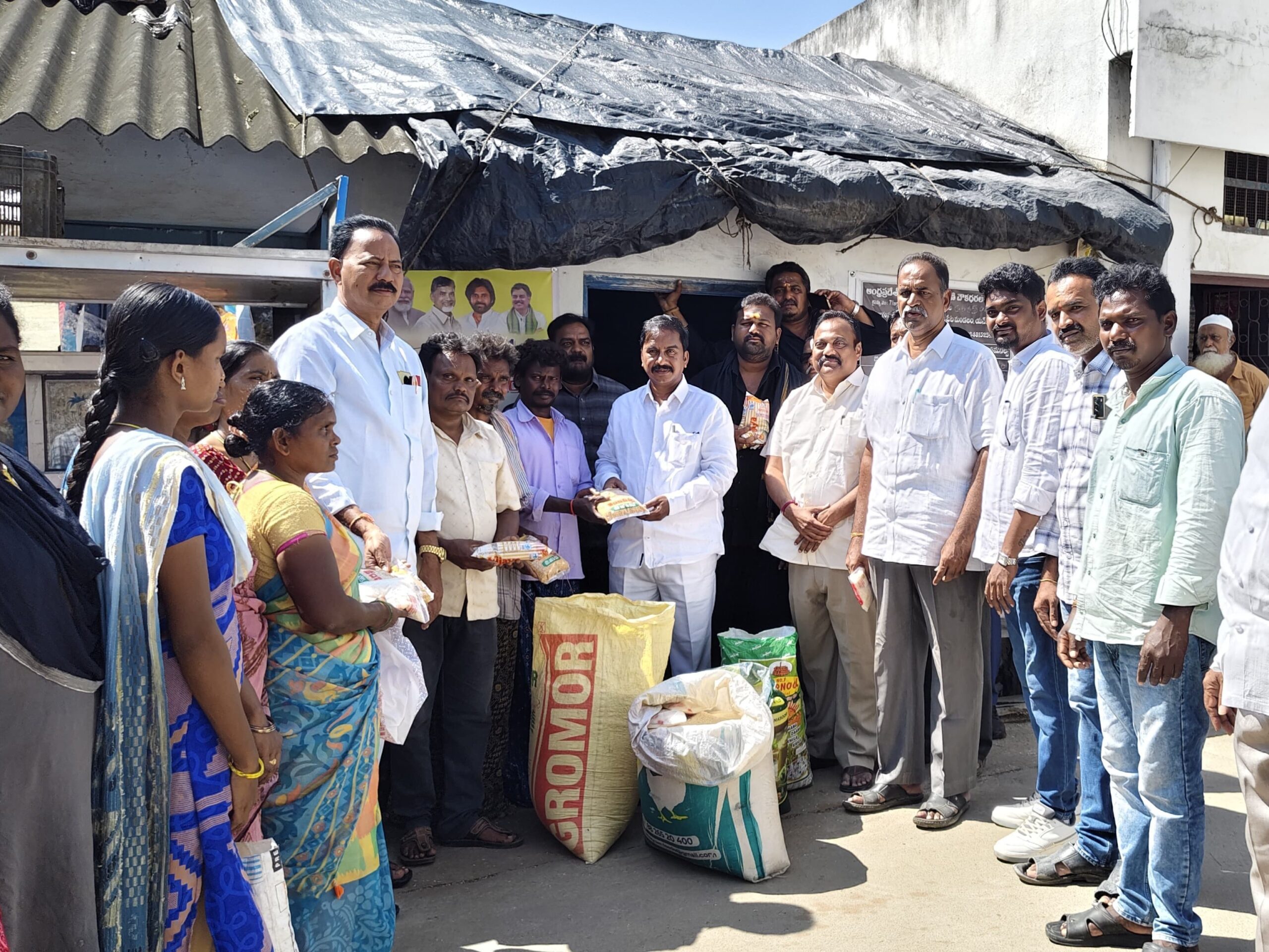 తుఫాన్ బాధితులకు నిత్యావసర సరుకులు అందజేసిన ఎమ్మెల్యే