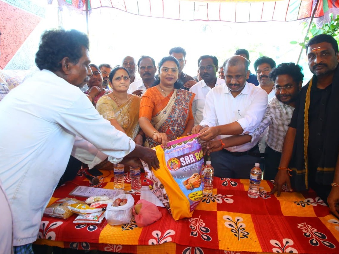 వరద బాధితులకు నిత్యవసర సరుకులు పంపిణీ చేసిన ఎమ్మెల్యే