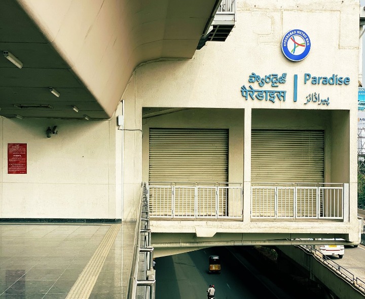 మెట్రో స్టేషన్ ఎక్కి ఆత్మహత్యాయత్నం