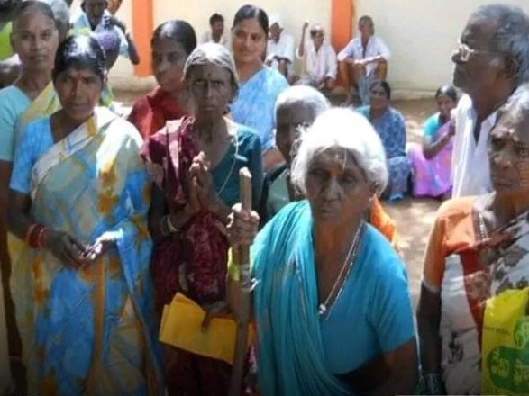 ఇంటికే పెన్షన్ పంపించాలని కోరుతున్న వృద్ధులు