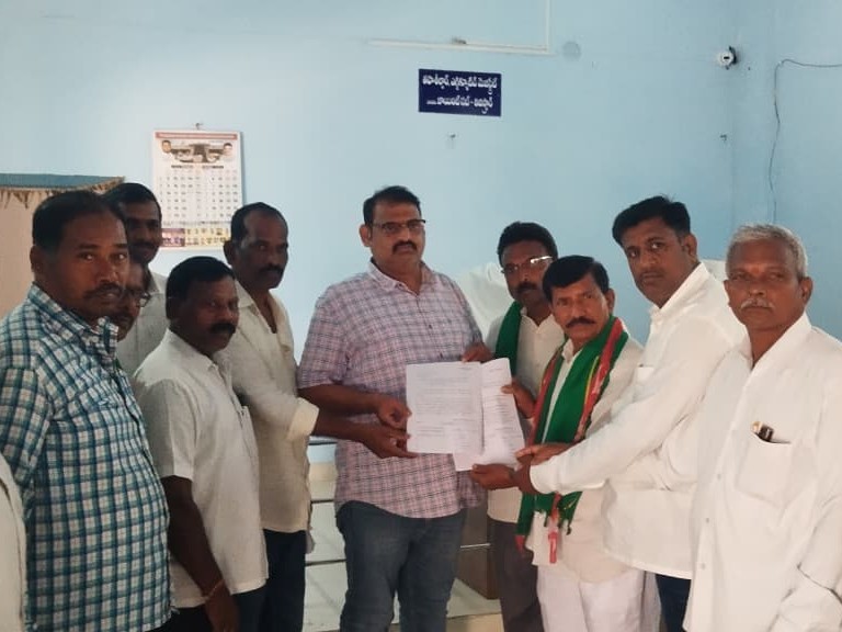 ‘తడిసిన, మొలకెత్తిన ధాన్యం కొనుగోలు చేయాలి’