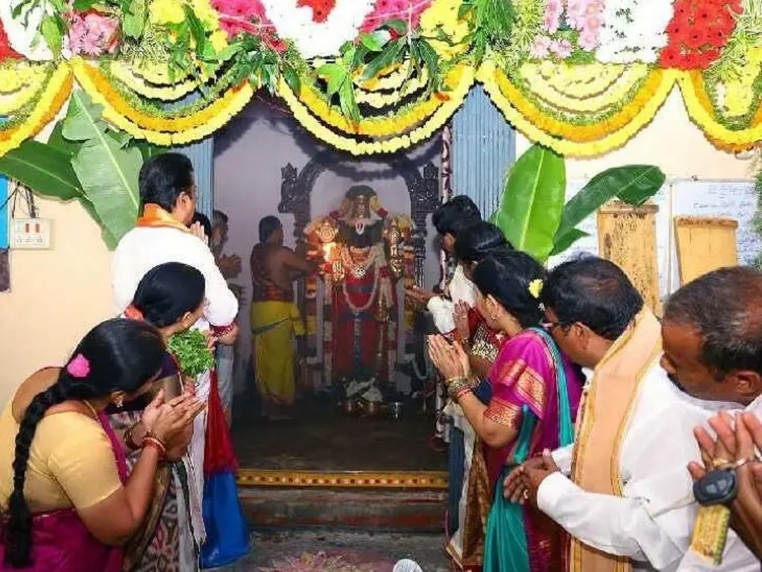 పుష్పాలంకరణలో దర్శనమిచ్చిన అత్తి వరదరాజుల స్వామి