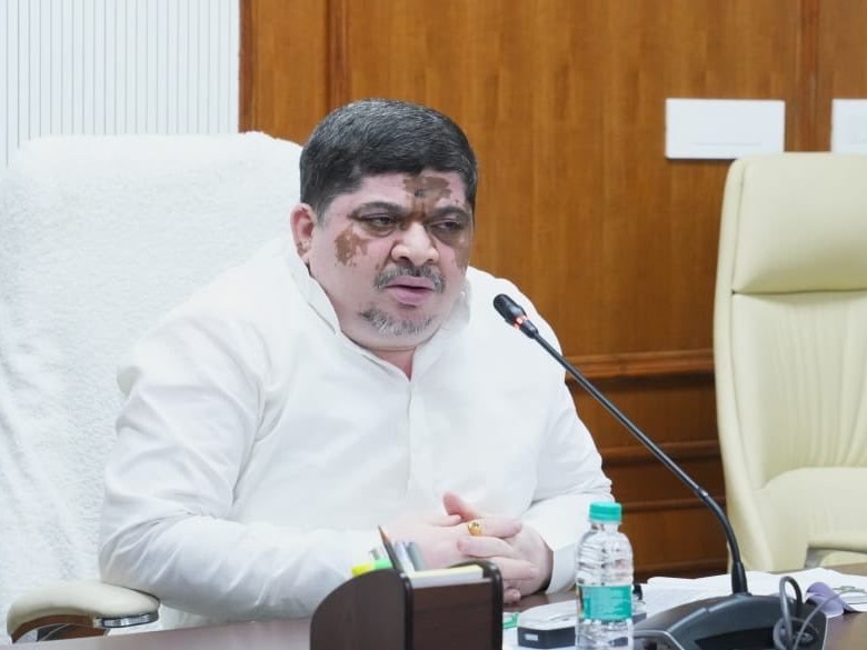 ఎలక్ట్రిక్ బస్సుల నిర్వహణపై సమీక్షించిన మంత్రి పొన్నం