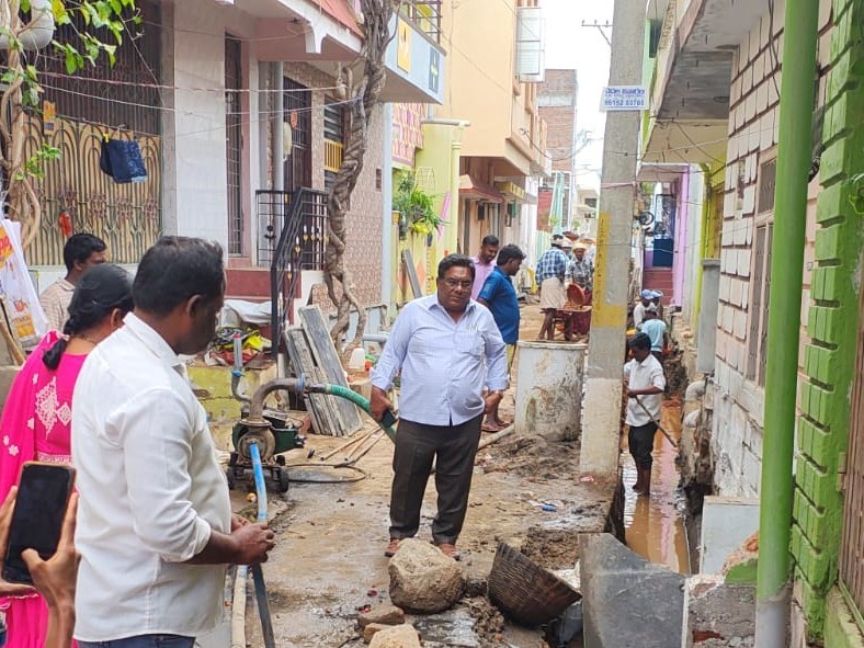 నూతన డ్రైనేజీ నిర్మాణ పనులను పరిశీలించిన కమిషనర్