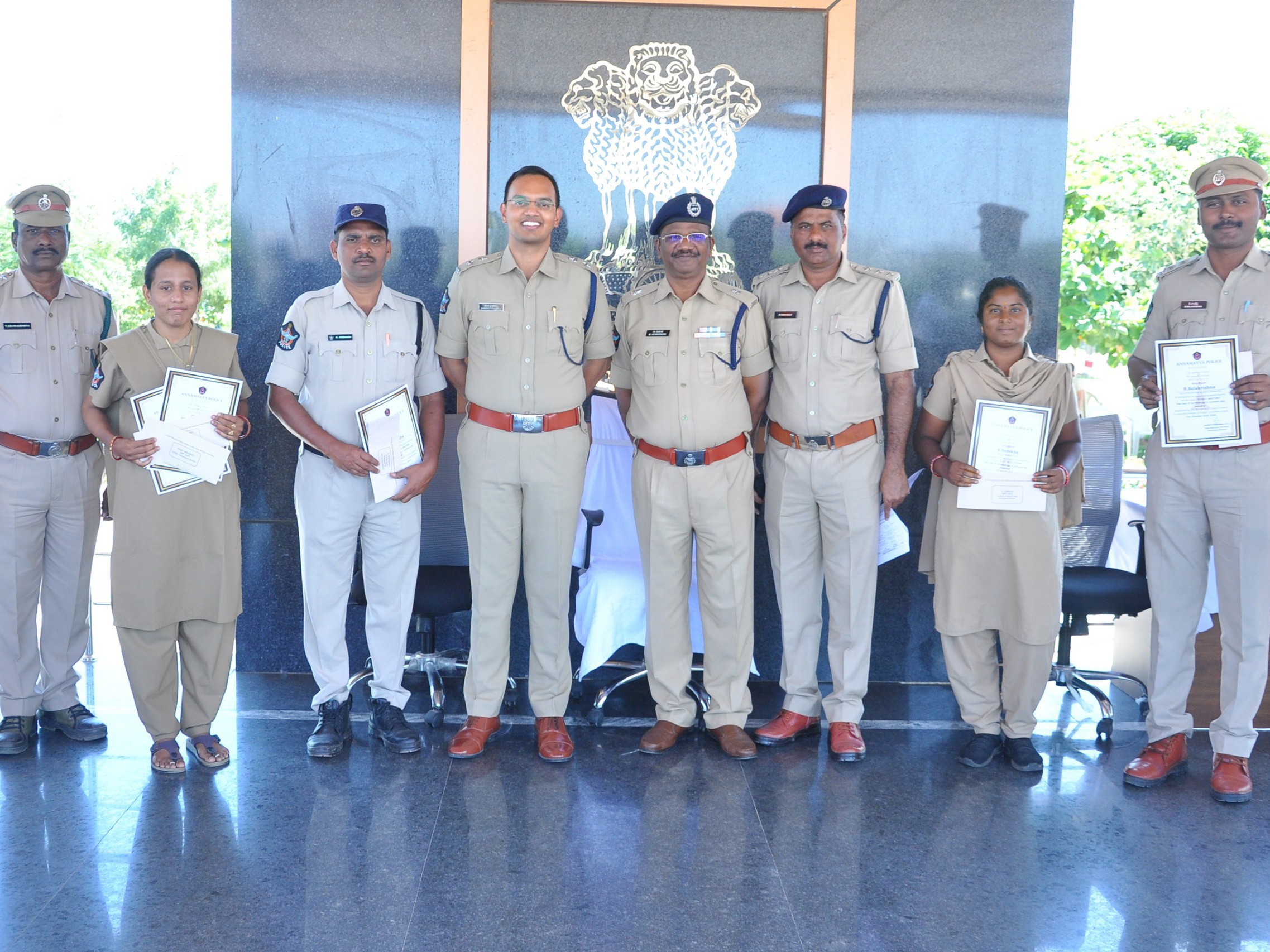 పోలీసు సిబ్బందికి ప్రశంస పత్రాలు అందించిన ఎస్పీ