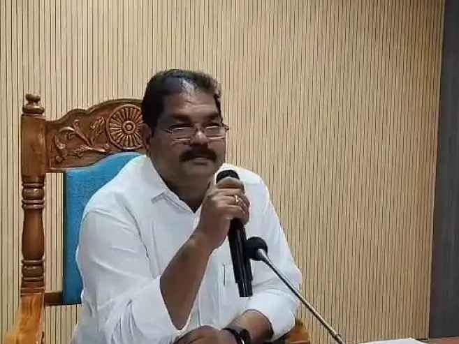 నీటిపన్ను విషయంపై ప్రశ్నించిన కౌన్సిలర్