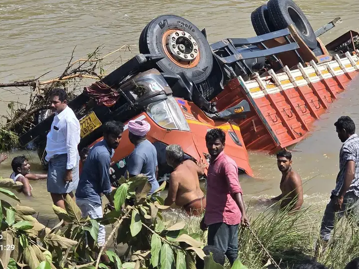 వాగులో కొట్టుకుపోయిన డీసీఎం లభ్యం