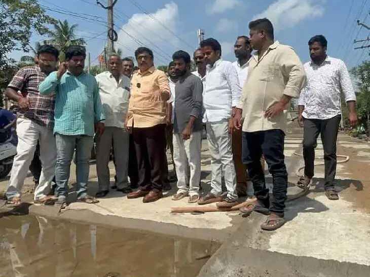 సిమెంట్ రోడ్డు నిర్మాణాన్ని పరిశీలించిన మంత్రి