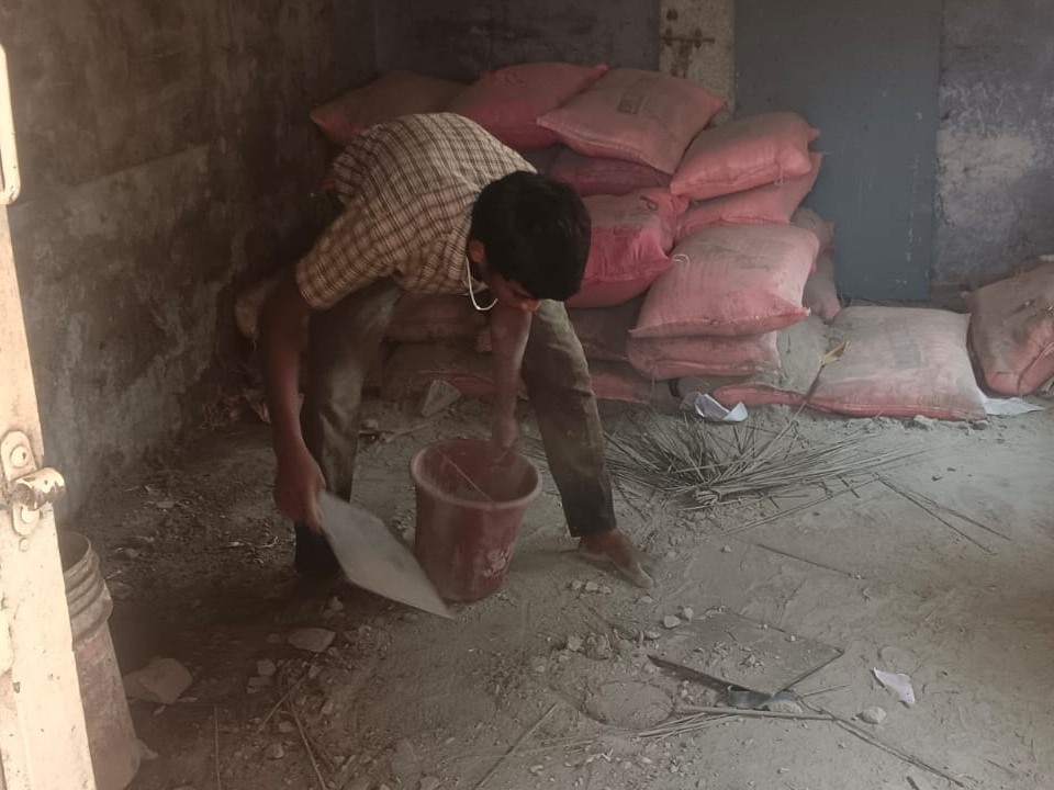 పాఠశాల ఆవరణలో విద్యార్థులతో శుభ్రత పనులు