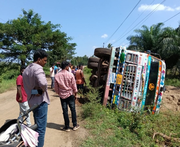 టి.నరసాపురంలో అదుపుతప్పి లారీ బోల్తా