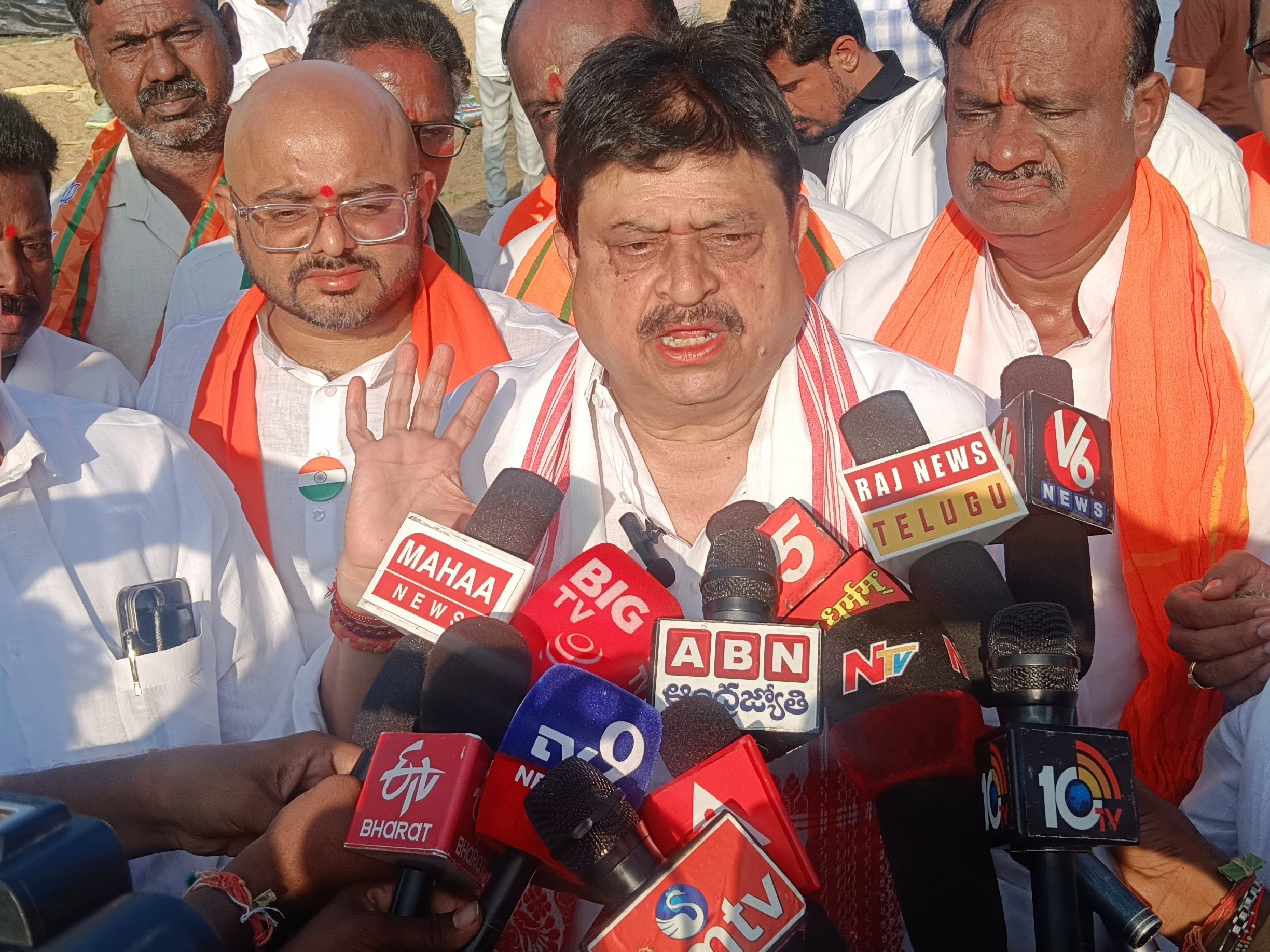 కొనుగోలు కేంద్రాన్ని సందర్శించిన రామచంద్రరావు