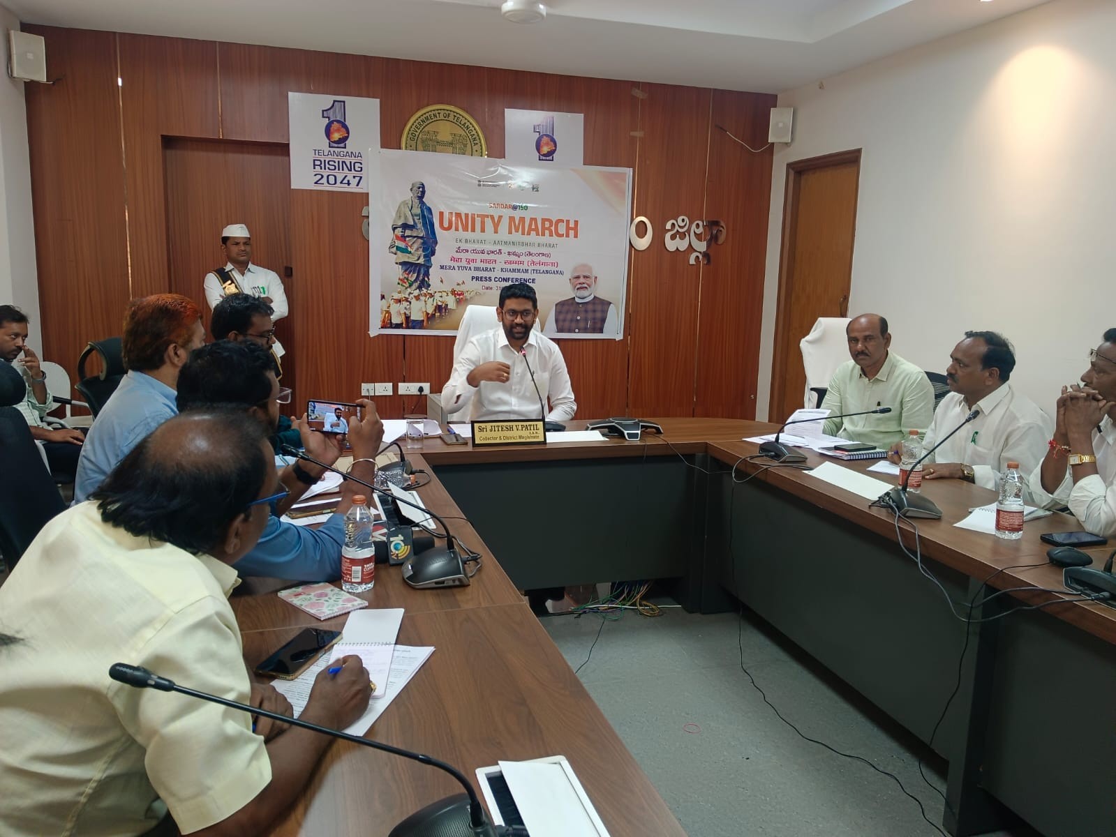 విద్యార్థుల్లో సృజనాత్మగా పెంపొందించేందుకు పోటీలు: కలెక్టర్