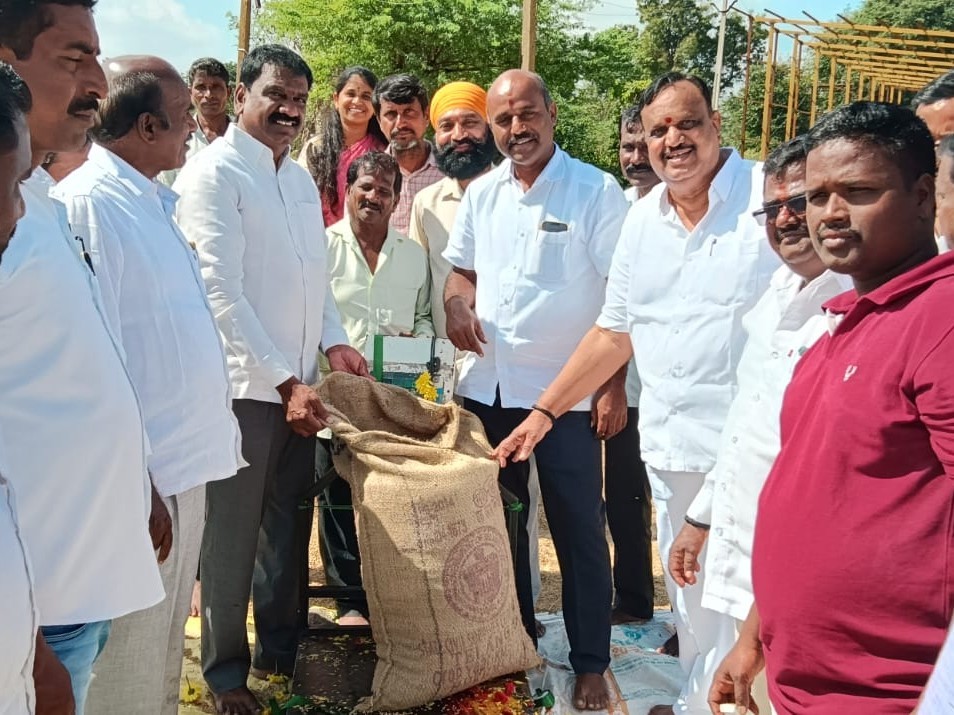 ధాన్యం కొనుగోలు కేంద్రం ప్రారంభించిన కాంగ్రెస్ నాయకులు