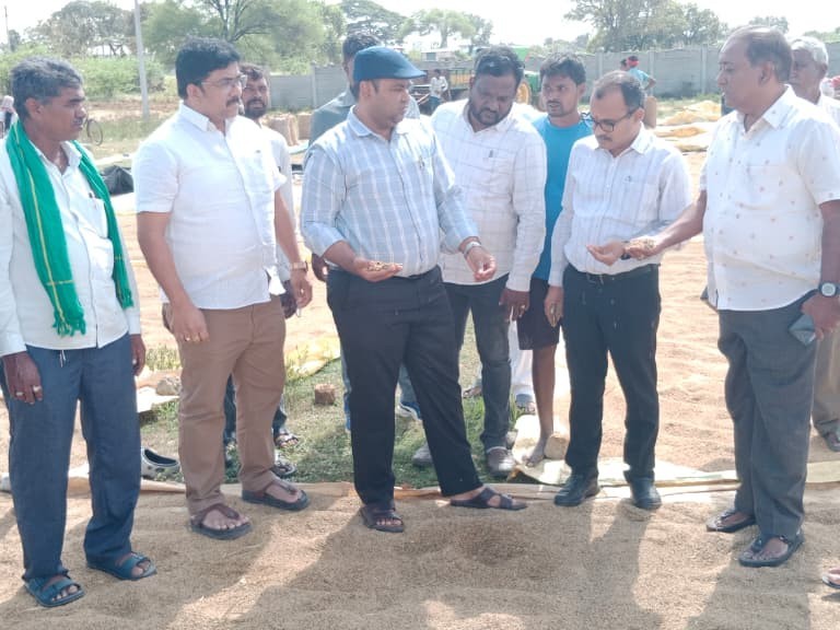 ధాన్యం కొనుగోలు కేంద్రాని తనిఖీ చేసిన కలెక్టర్