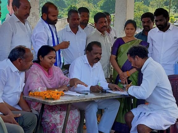 కోటి సంతకాల సేకరణ కార్యక్రమంలో అరకు ఎమ్మెల్యే