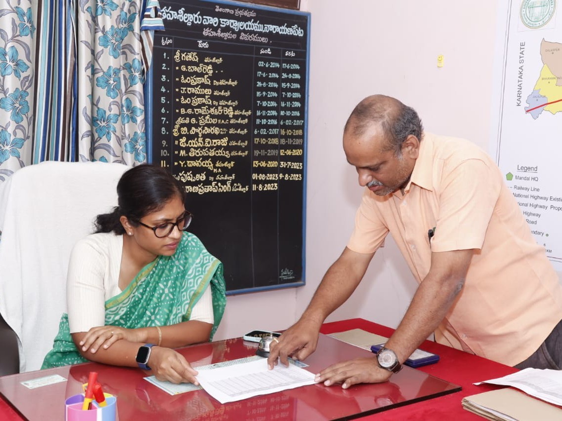 తహసీల్దార్ కార్యాలయాన్ని ఆకస్మికంగా తనిఖీ చేసిన కలెక్టర్
