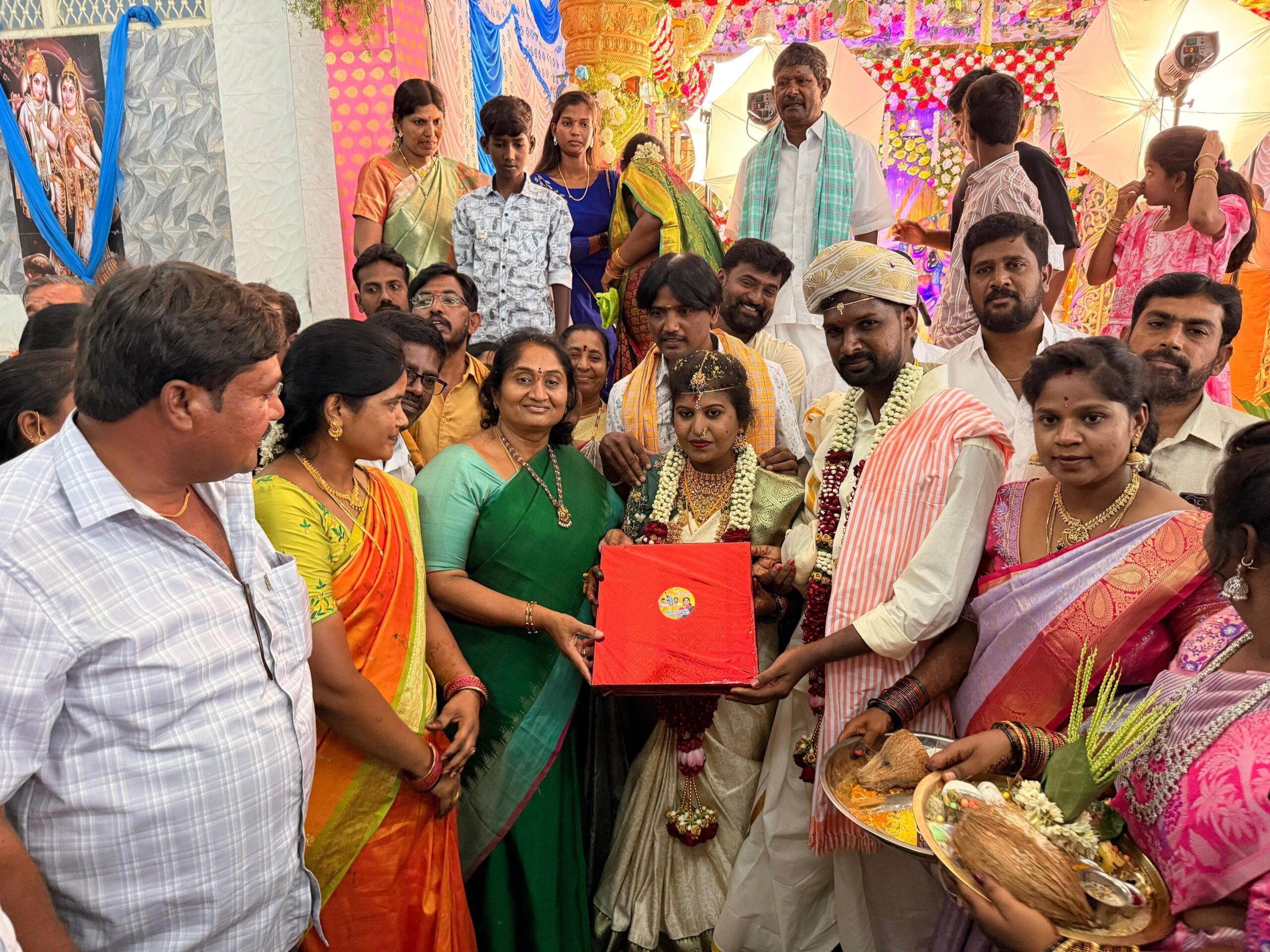 కార్యకర్తలు వివాహాలకు హాజరైన మంత్రి