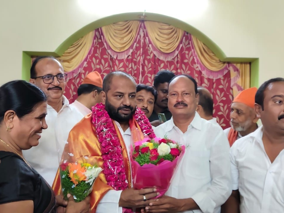 ఎమ్మెల్యే‌ను మర్యాదపూర్వకంగా కలసిన ఆలయ కమిటీ