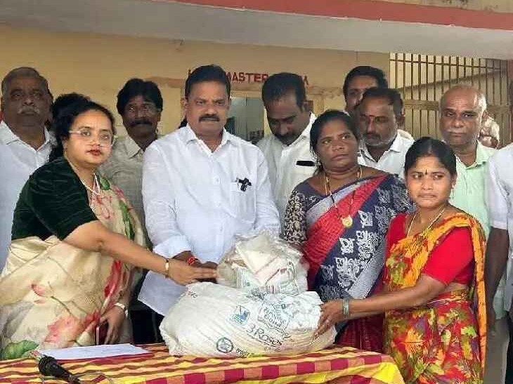 తుఫాన్ బాధితులకు నిత్యావసర సరుకులు పంపిణీ