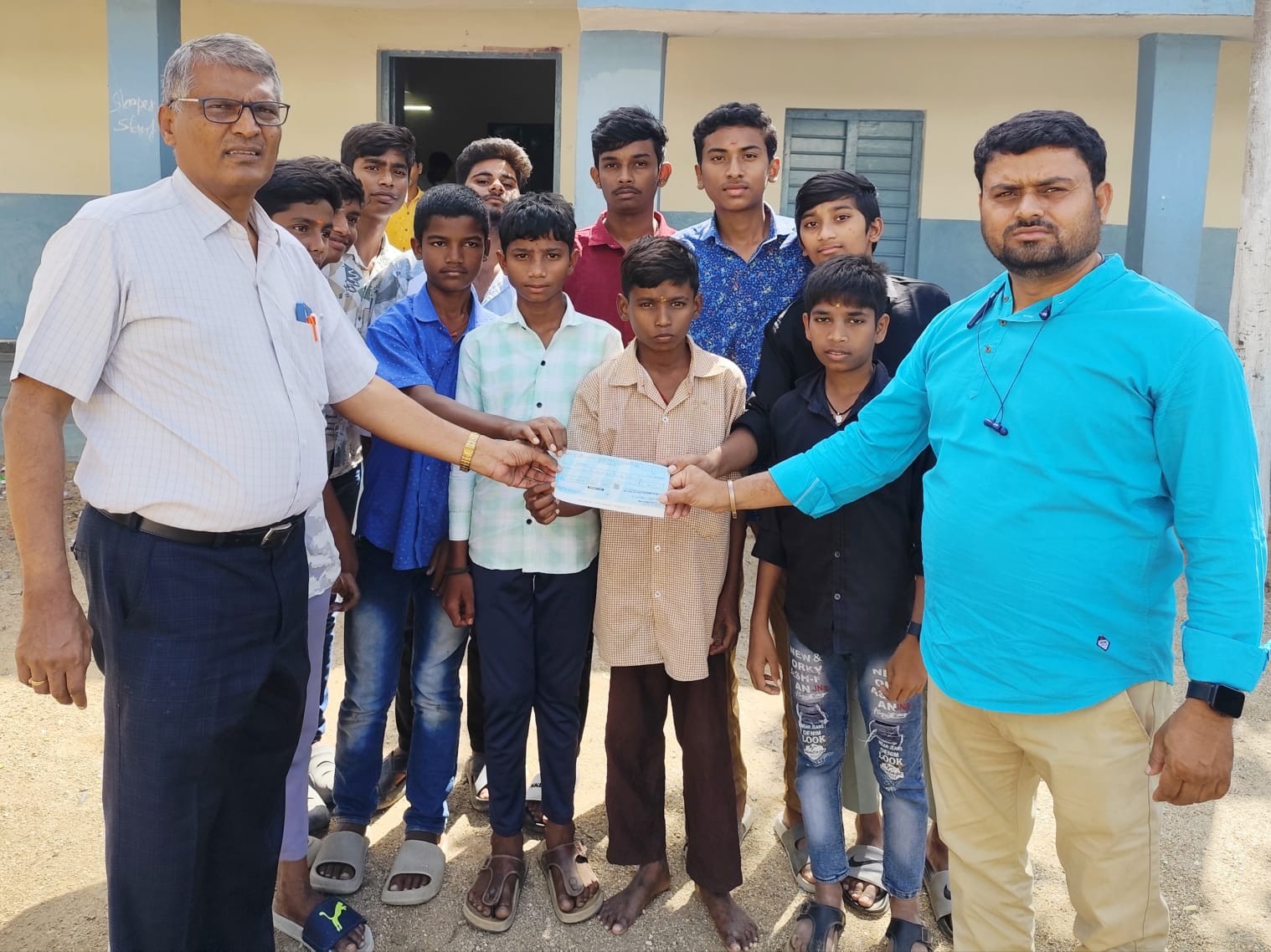 అనాధ విద్యార్థులకు ఫీజుల చెల్లింపు