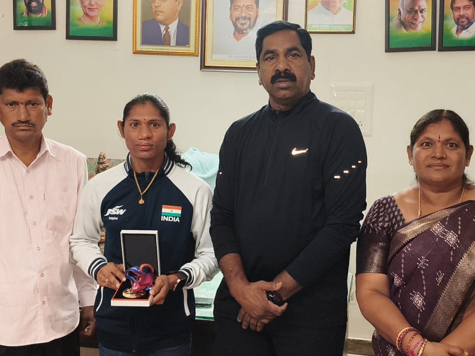 ఎమ్మెల్యేను కలిసిన స్వర్ణ పతక విజేత జీవాంజి దీప్తి