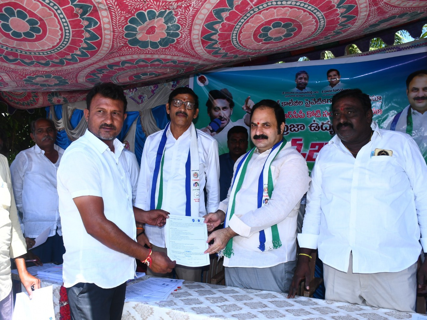 కోయిలకుంట్లలో పర్యటించిన మాజీ ఎమ్మెల్యే