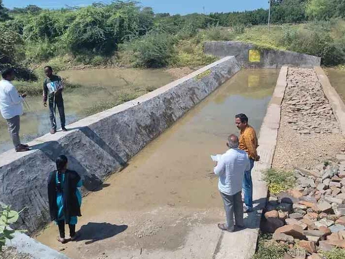 నల్లబల్లిలో చెక్ డ్యామ్ పనుల పరిశీలన