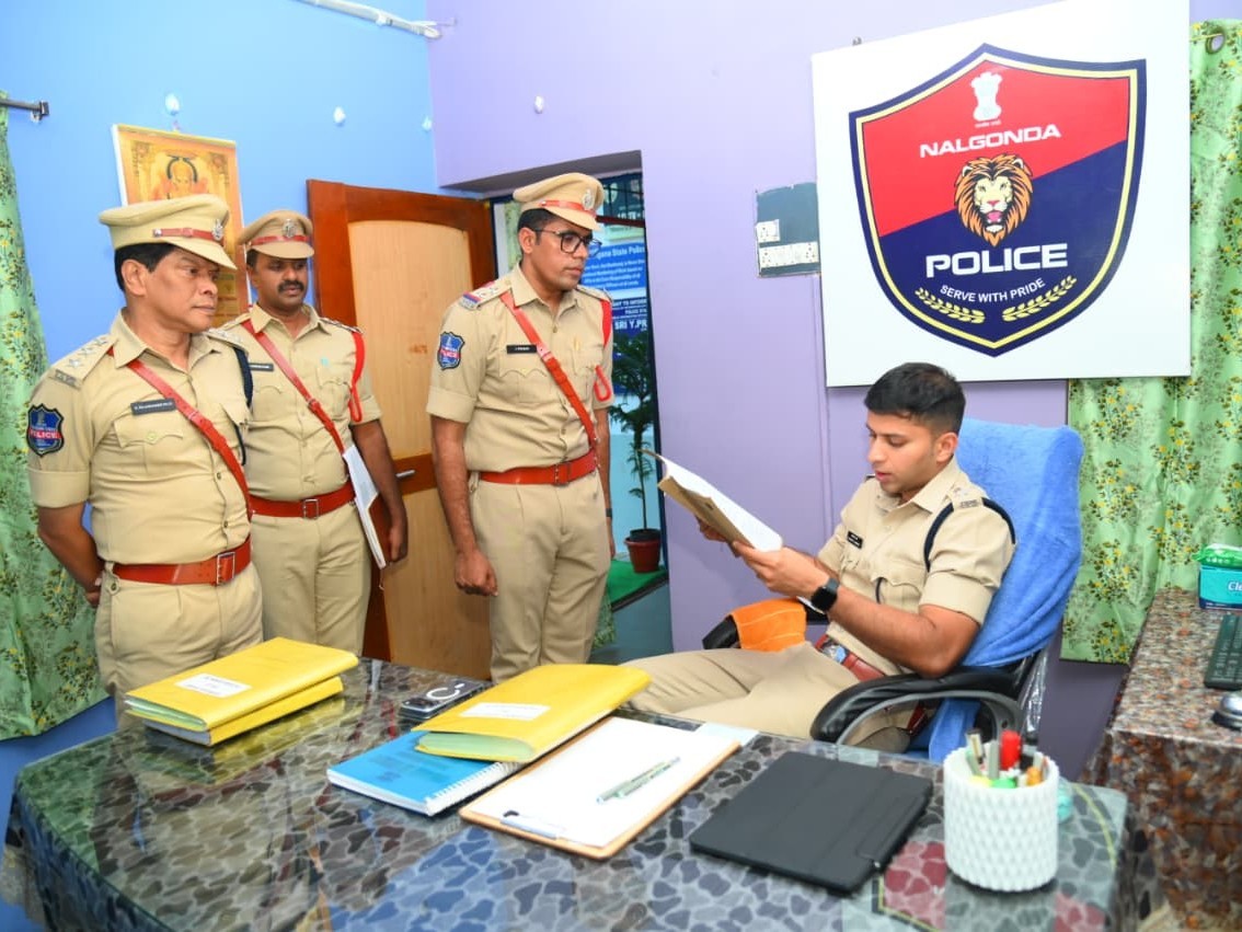 పెద్దవూర స్టేషన్‌‌ను ఆకస్మిక తనిఖీ చేసిన ఎస్పీ