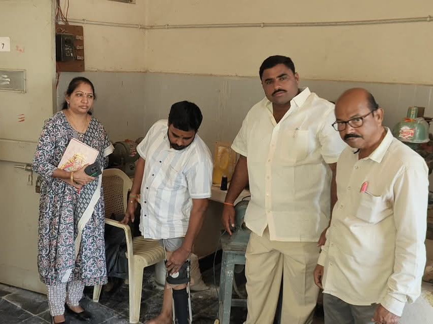 దివ్యాంగులకు కృత్రిమ కాళ్లు అందించిన కార్పొరేషన్ ఛైర్మన్