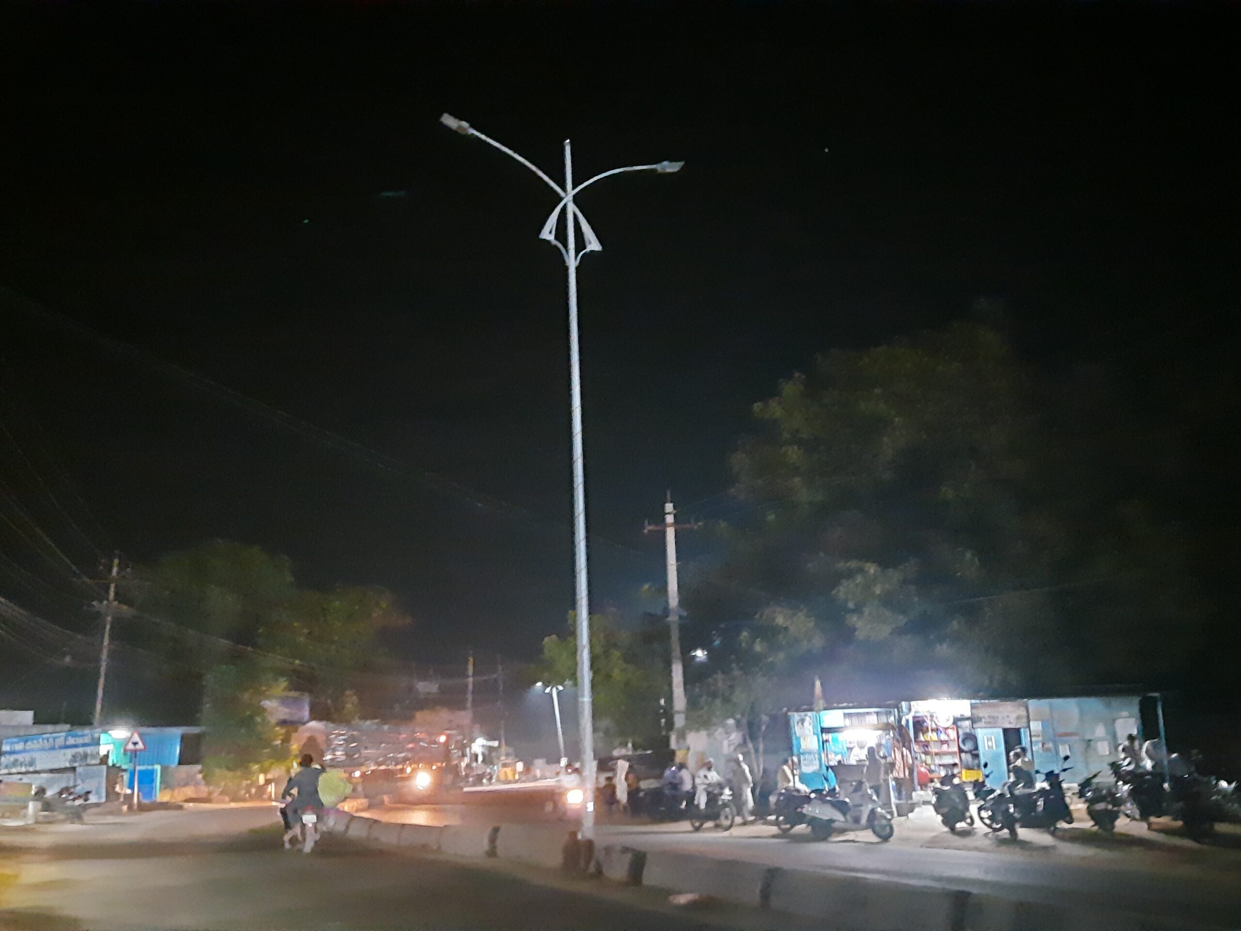 వెలగని విద్యుత్ దీపాలు.. ఇబ్బందుల్లో వాహనాదారులు